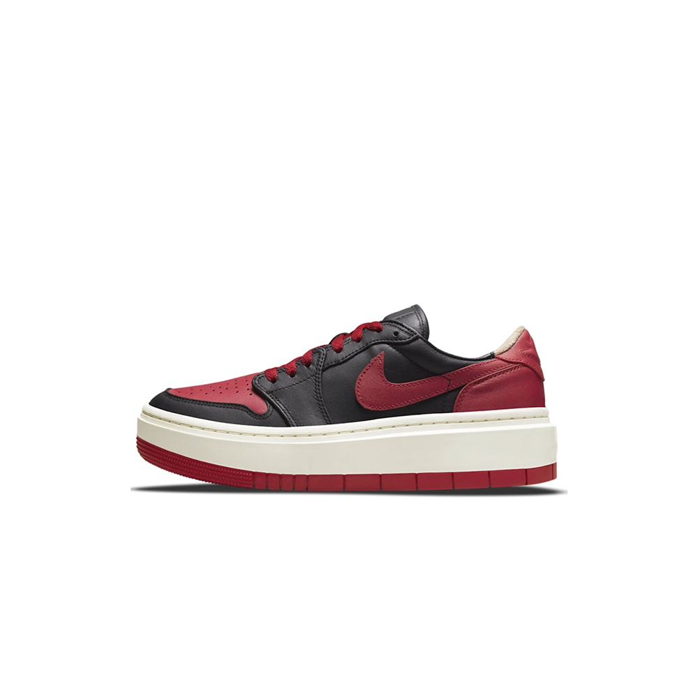 alt="Air Jordan 1 Elevate Low WMNS Bred DQ1823-006 женские кроссовки черные с красными накладками на платформе вид сбоку на белом фоне"