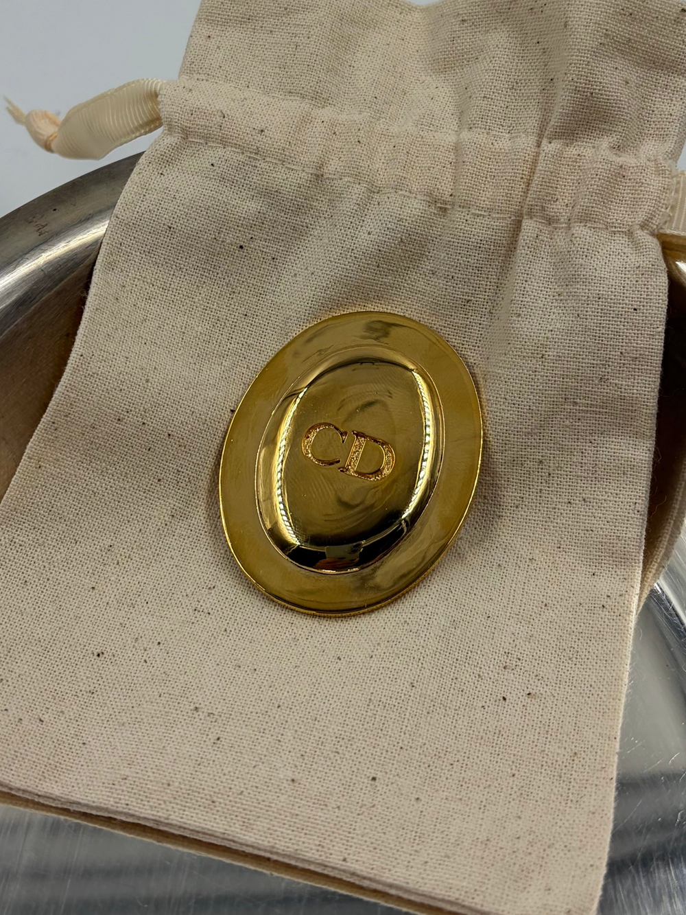 Брошь лого Christian Dior
