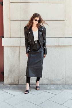 Укороченная кожаная куртка с ремнем