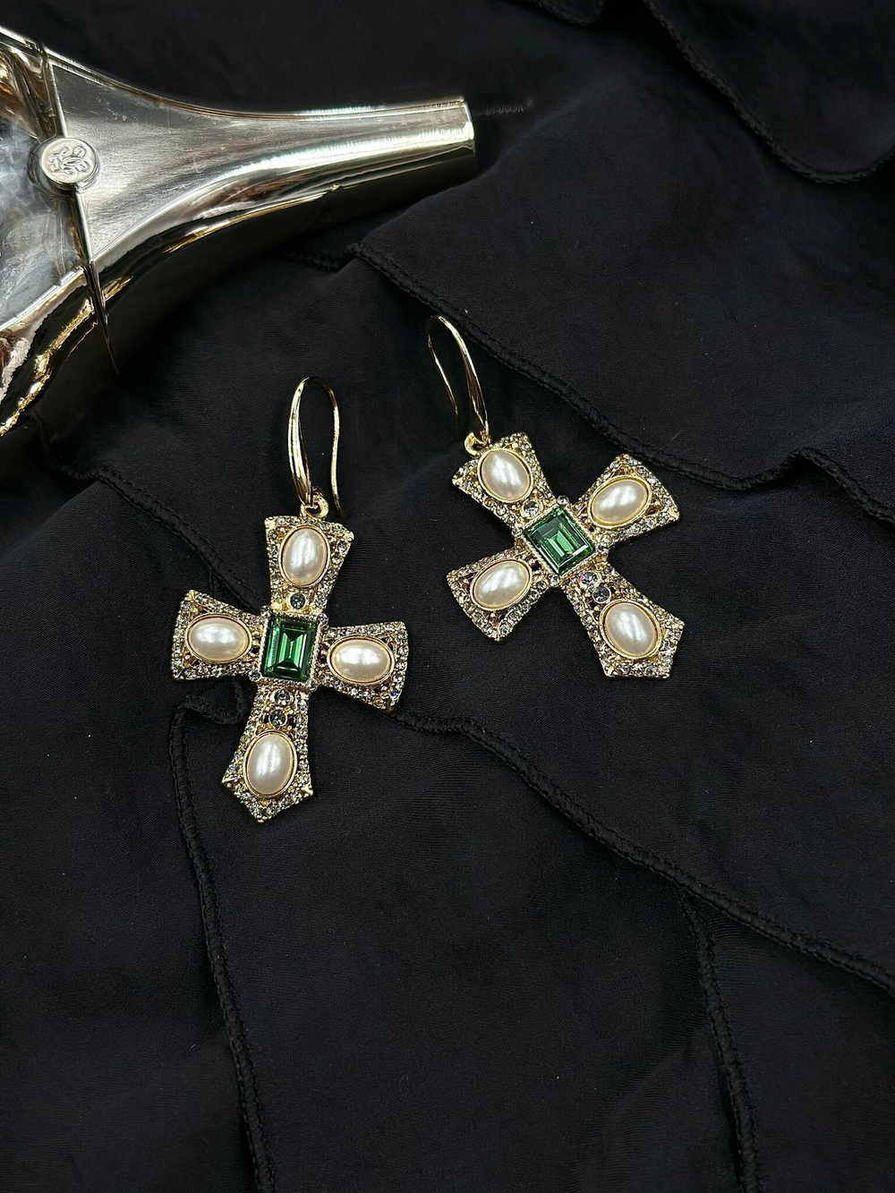 Серьги кресты с зеленым кристаллом и жемчугом, оттенок золото