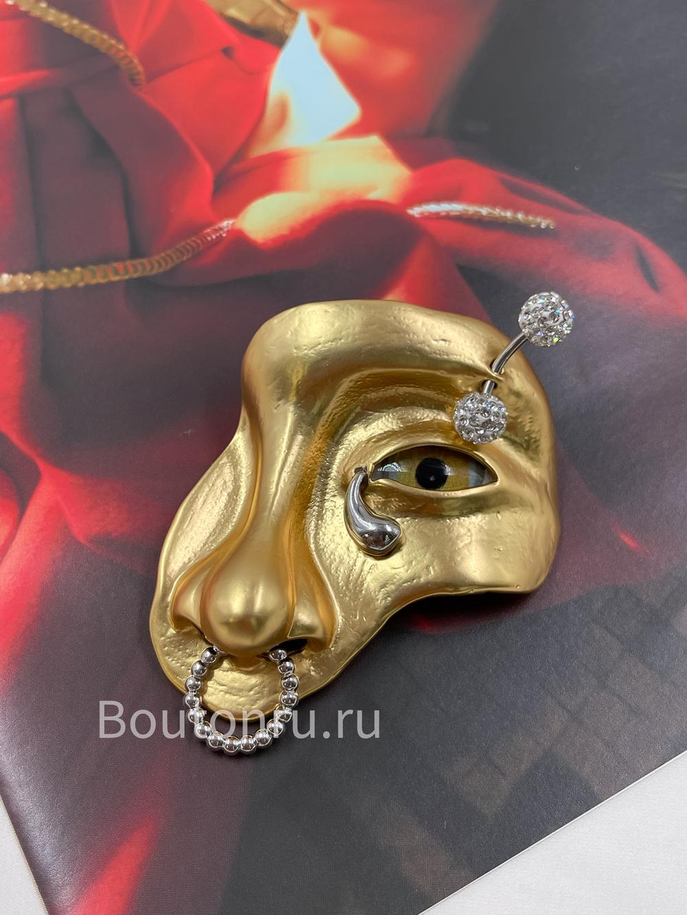 Брошь Скиап. "Лицо с пирсингом" золотистая со стразами