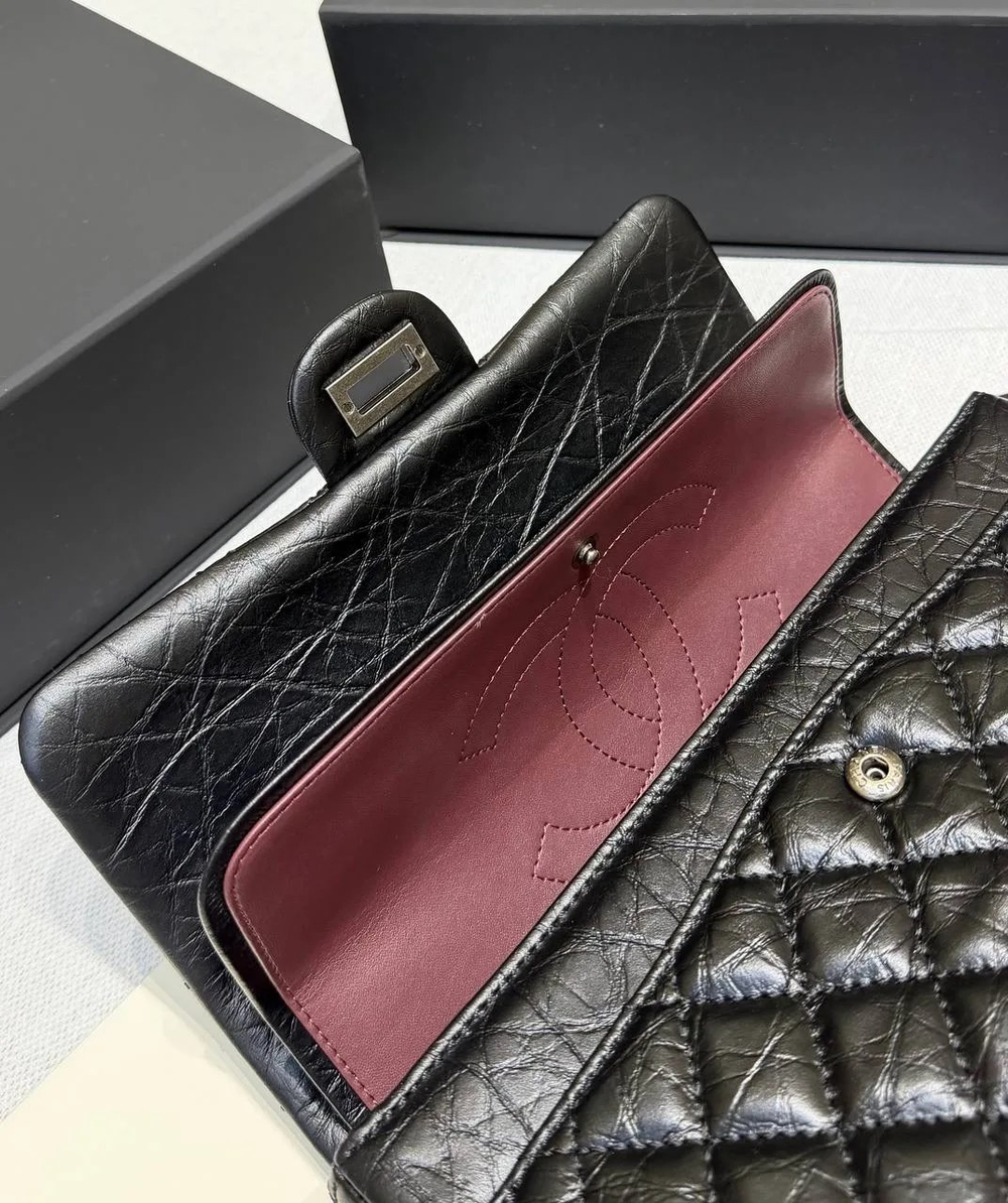 Сумка Chanel 2.55 Reissue чёрная из состаренной кожи премиум класса