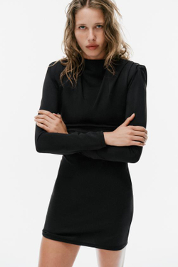 ZARA МИНИ-ПЛАТЬЕ С ПОДПЛЕЧНИКАМИ И СКЛАДКАМИ, ЧЕРНЫЙ