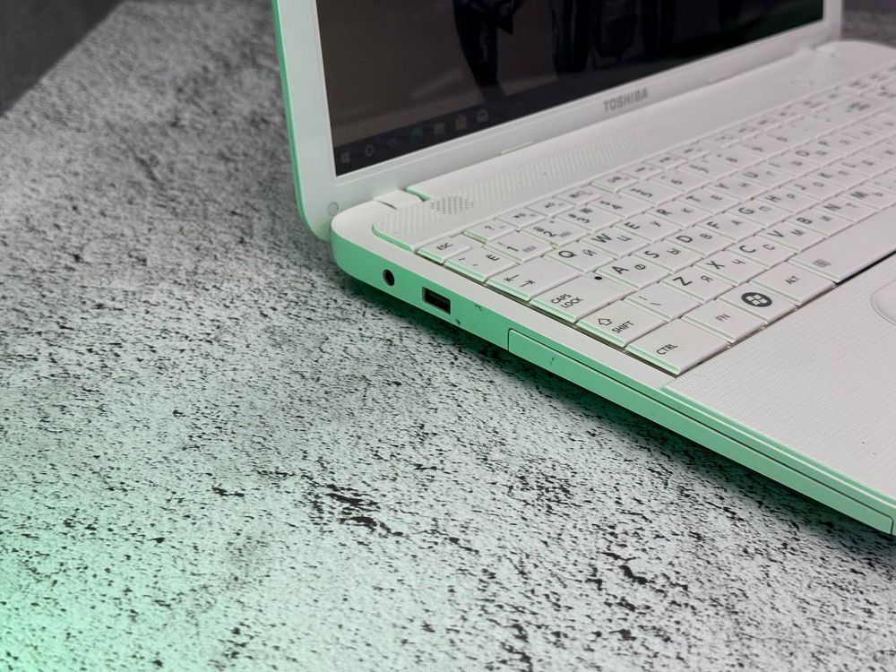 Уценённый ноутбук Toshiba c850-c2w