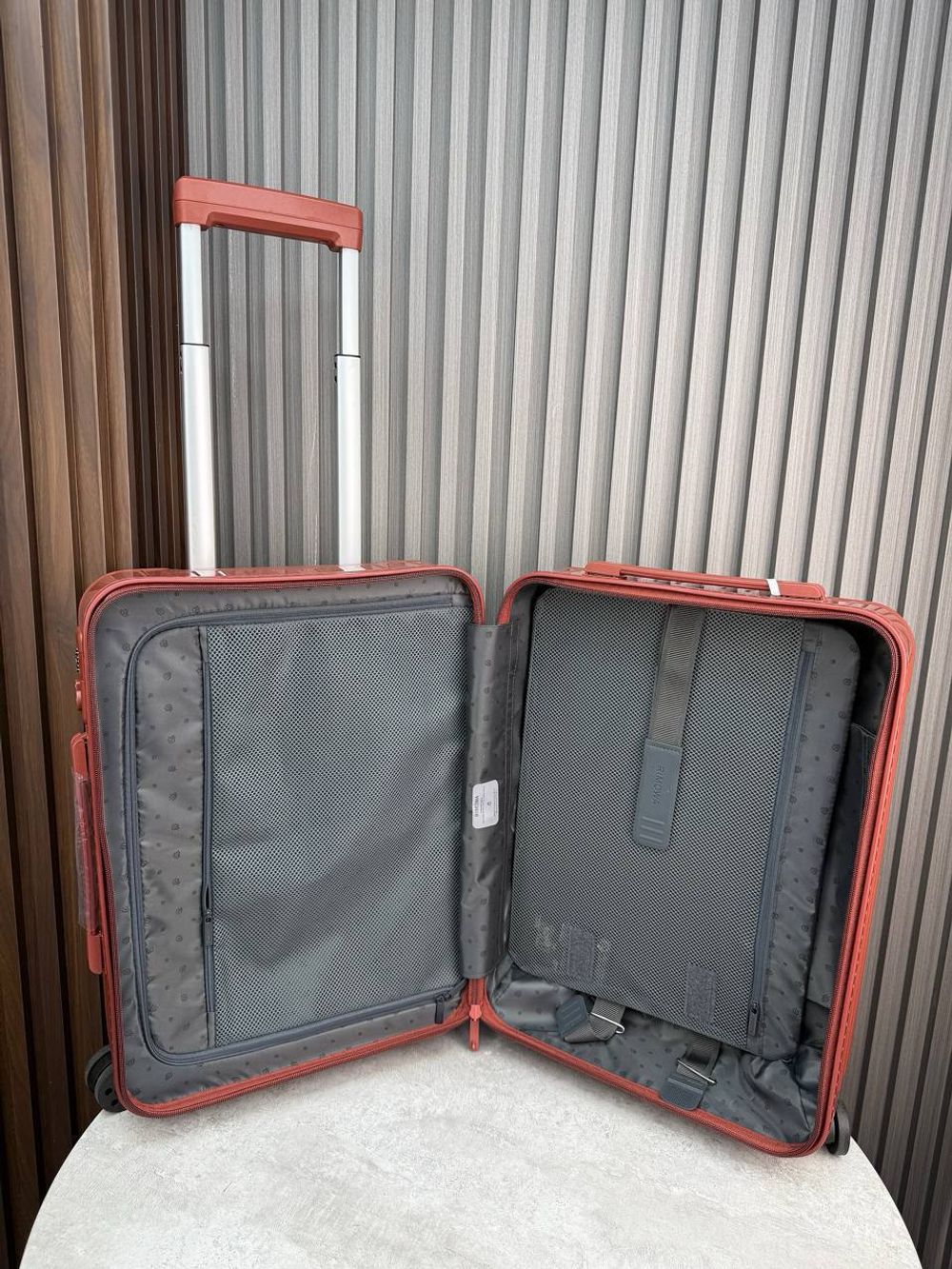 Дорожный чемодан Rimowa Essential Sleeve Cabin с карманом для ноутбука
