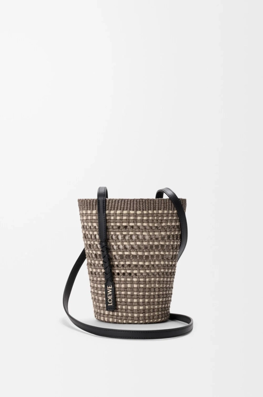Loewe Плетёная мини-сумка из кожи пальмы и телячьей кожи, хаки