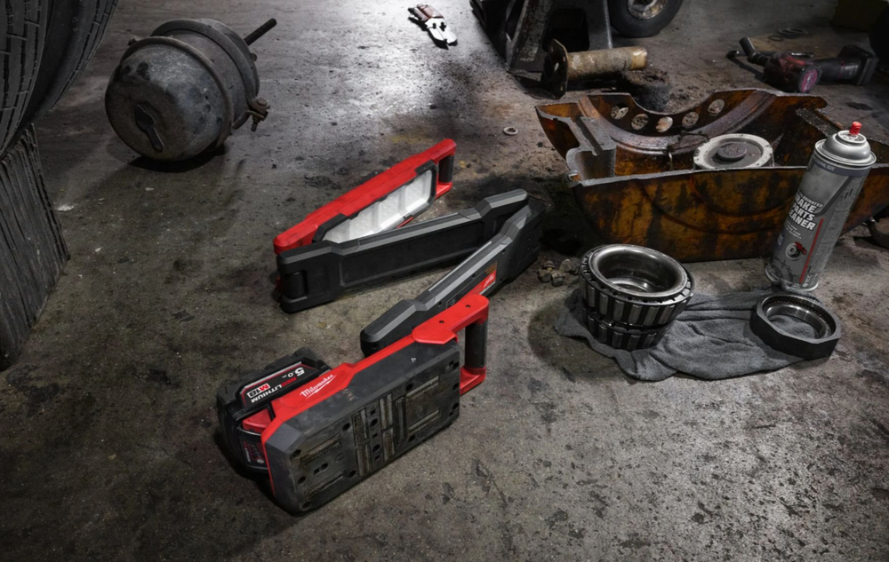 Аккумуляторный светодиодный фонарь Milwaukee с изменяемым углом наклона M18 ABL-0 4933498147