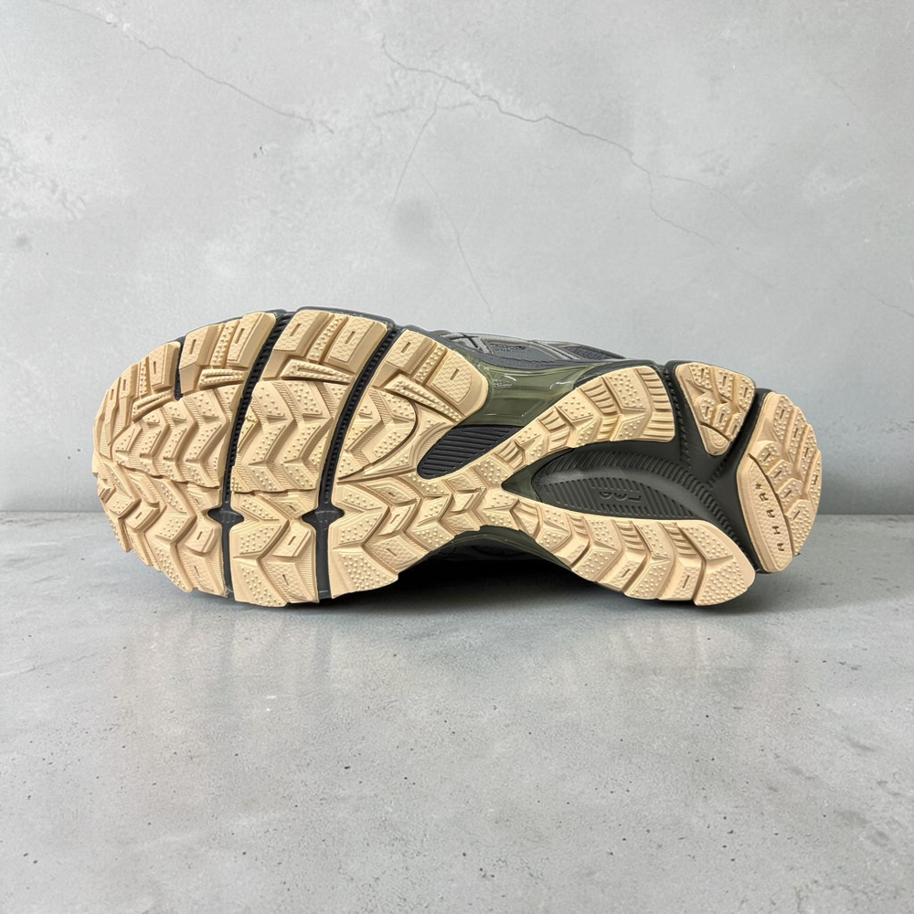 Asics Gel-Kahana 8 • Charcoal