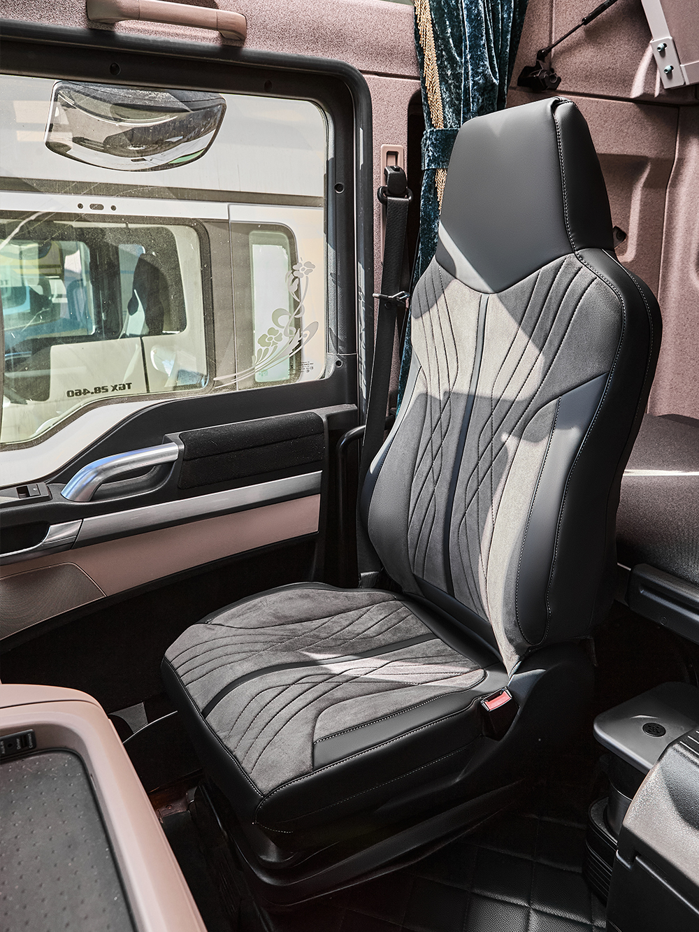 Чехлы Люкс MAN TGX до 2021 года (экокожа, черный, серая вставка)