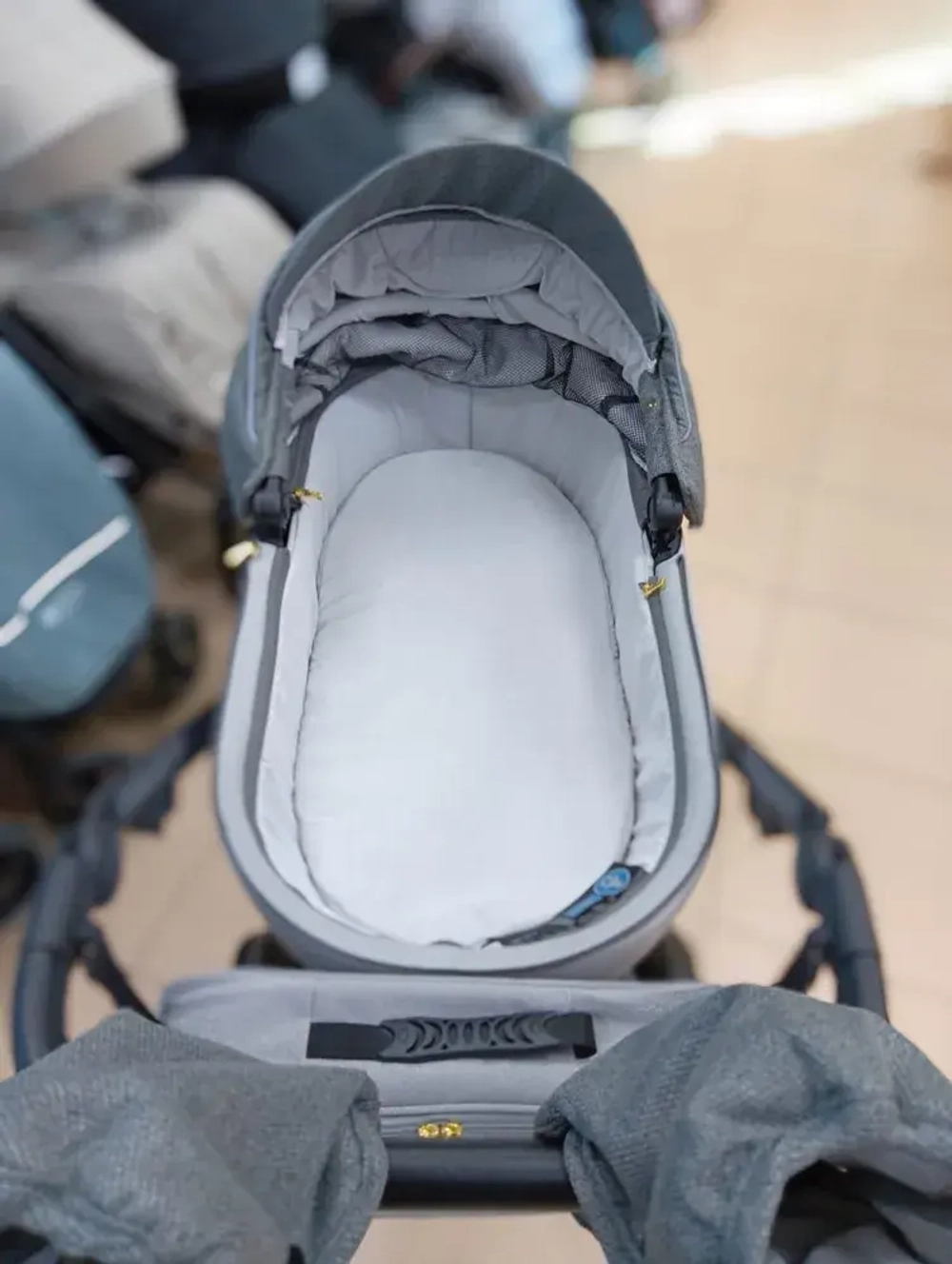 Детская коляска Luxmom F1 2в1 (серый, золотая рама)