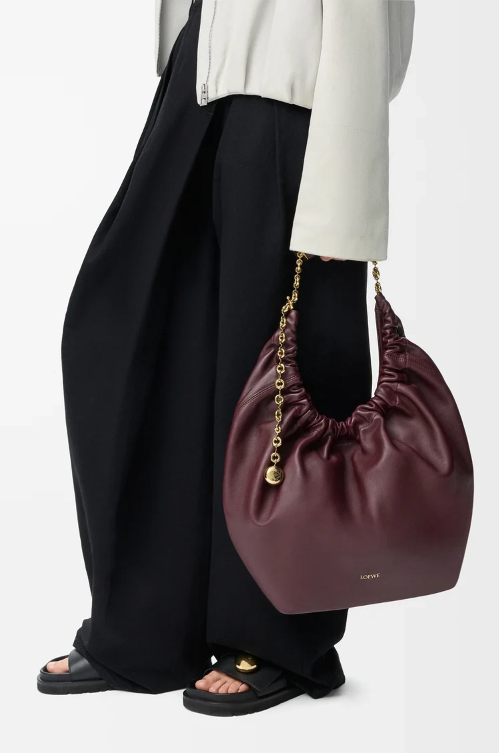 Loewe Средняя сумка-мешок Squeeze из мягкой кожи ягненка наппа, бургунди