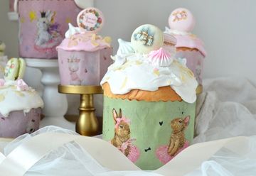 Кулич с макаронс и меренгами