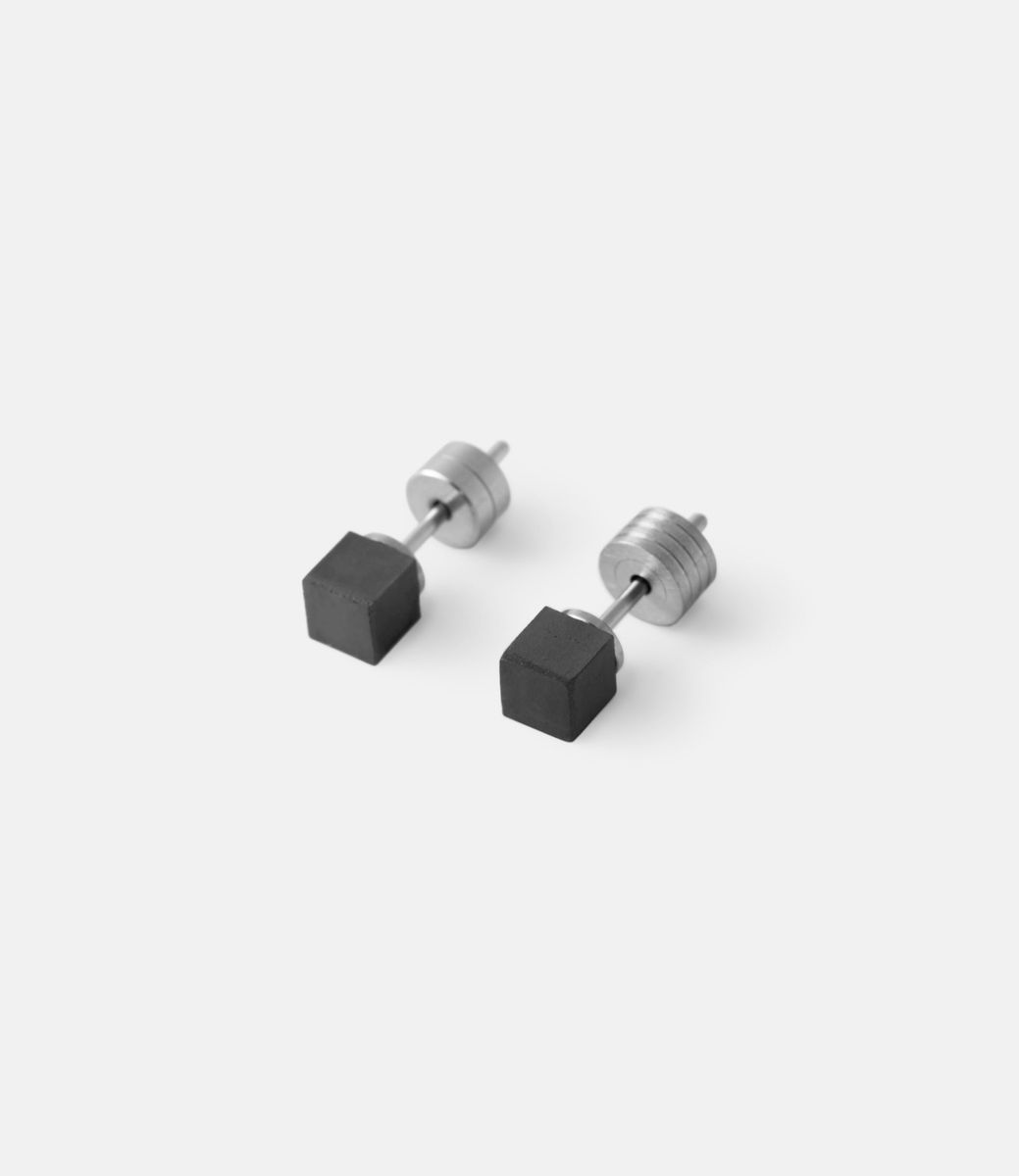 22 Studio Cube Dark Grey — серьги из бетона