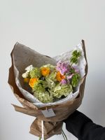 Букет сборный из кустовых пионовидных роз, гортензии, маттиолы и вибурнума