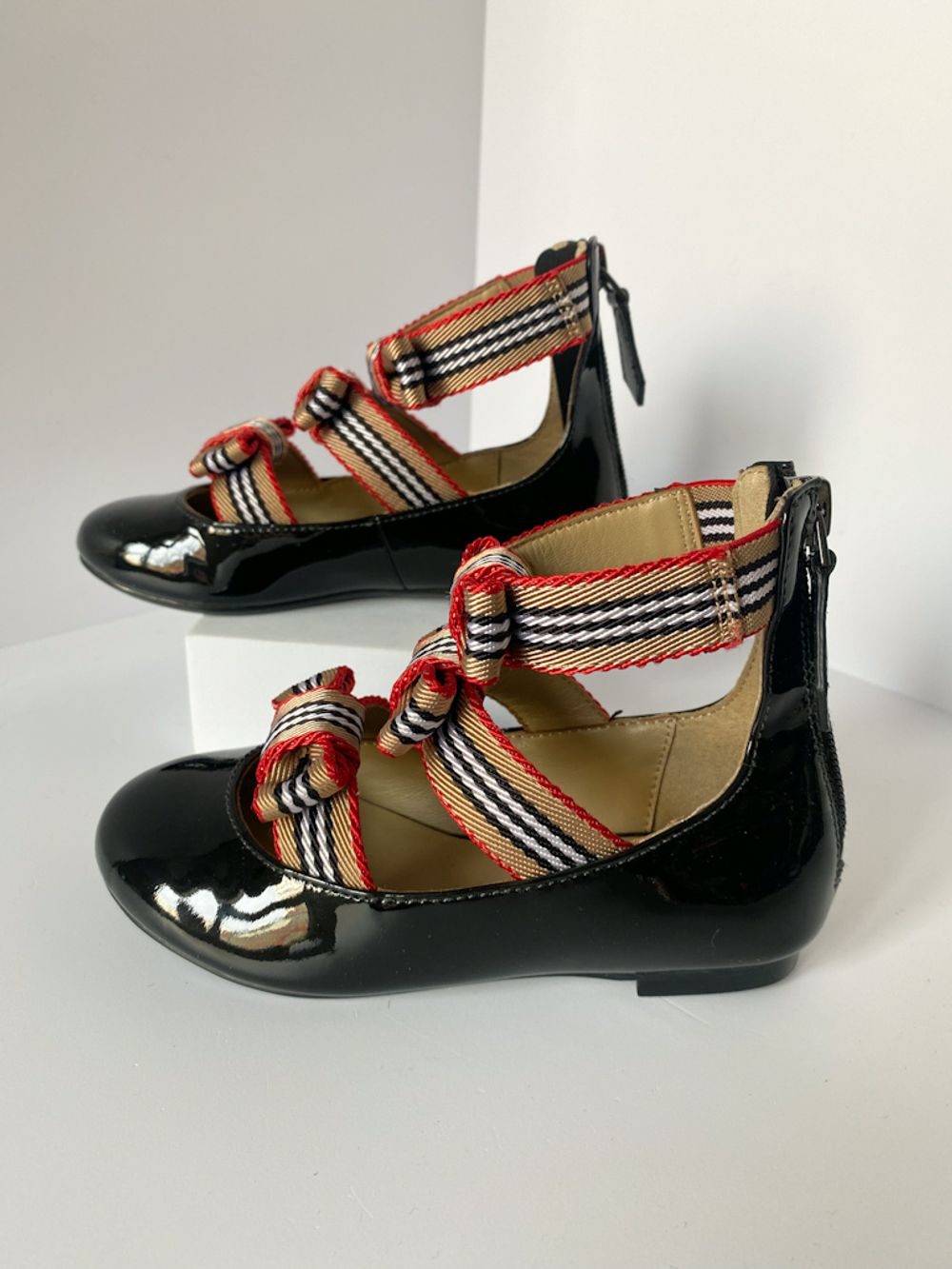 Новые лаковые туфли Burberry, 25