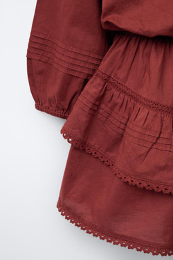 ZARA РОМАНТИЧЕСКОЕ ПЛАТЬЕ С ВОЛАНАМИ, БОРДОВЫЙ