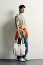 ФУТБОЛКА КЛАССИЧЕСКОГО КРОЯ С КАРМАНОМ И НАШИВКОЙ — ZARA