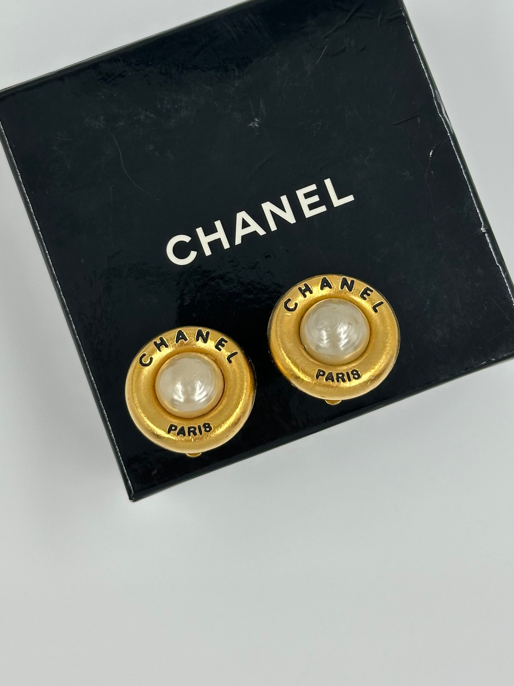 Клипсы с «жемчугом» Chanel