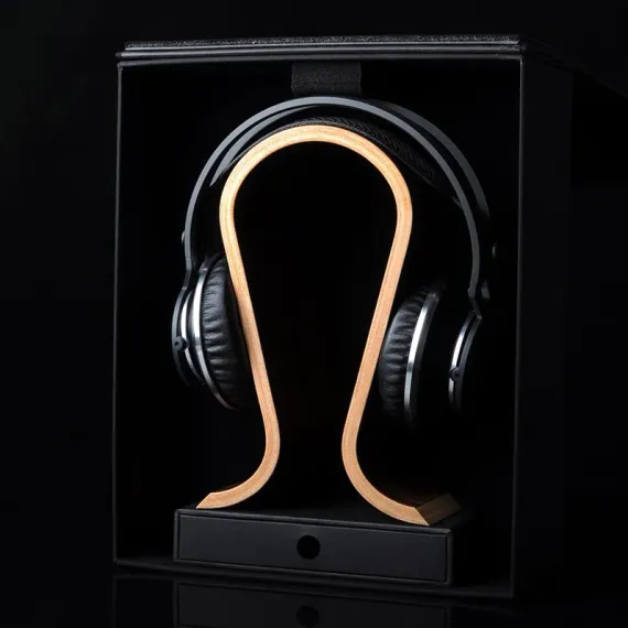 AKG K812