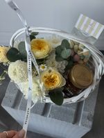 Цветочная композиция в коробке + миндаль в белой шоколадной глазури, кофе