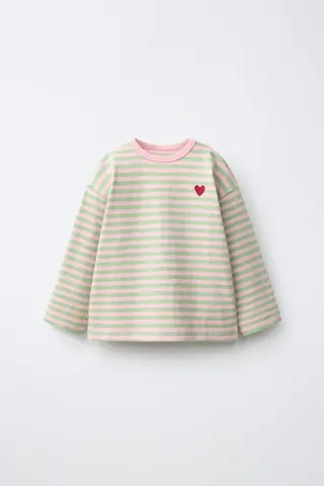 ZARA ЛОНГСЛИВ В ПОЛОСКУ С ВЫШИВКОЙ «СЕРДЦЕ», МЯГКИЙ ЗЕЛЕНЫЙ