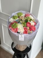 Букет из пионовидных роз, вибурнума и голубых незабудок