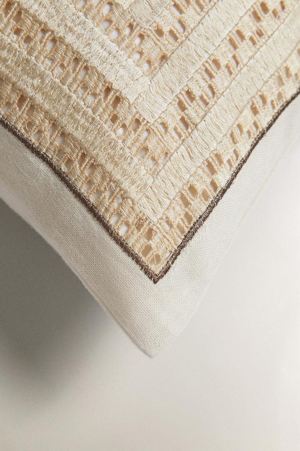 ZARA HOME ЧЕХОЛ ДЛЯ ДЕКОРАТИВНОЙ ПОДУШКИ С ЗОЛОТИСТОЙ ВЫШИВКОЙ, СВЕТЛО-БЕЖЕВЫЙ