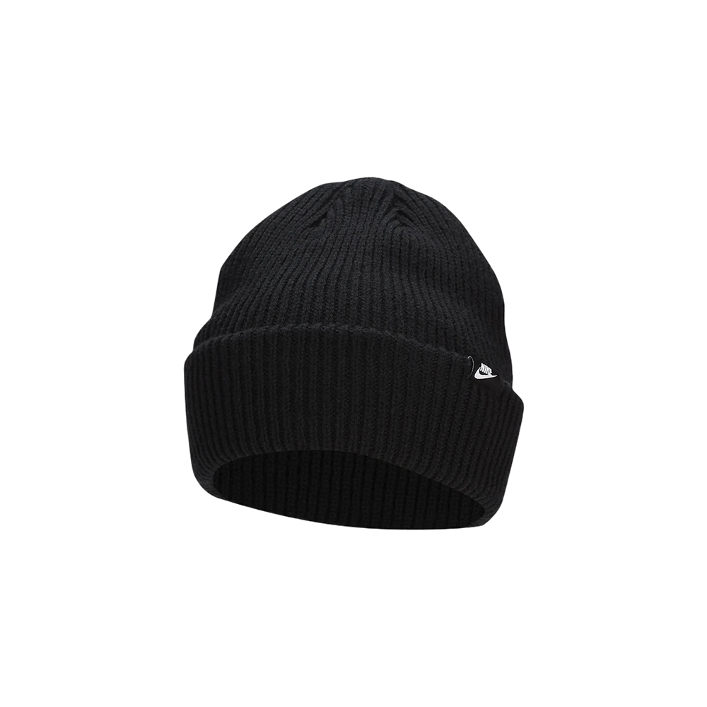 Черная вязаная шапка Nike Terra Beanie с низкой посадкой и мелкой текстурой вязки, вышитый белый логотип Swoosh спереди.