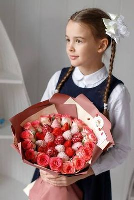 Клубничный букет с цветами "Розовый фламинго S"