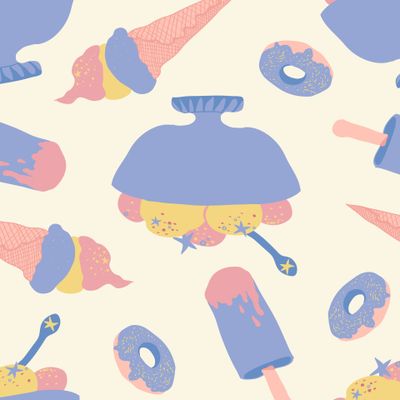 Летнее мороженое и пончики на светлом фоне. Summery ice cream and donuts