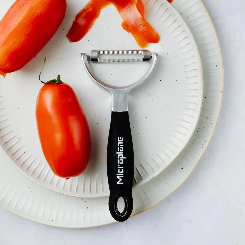Microplane Горизонтальная овощечистка Y зубчатая черная EAN 098399480824