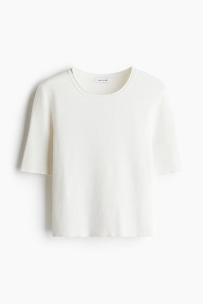 Тонкая трикотажная футболка — короткая модель, приталенный крой - H&M
