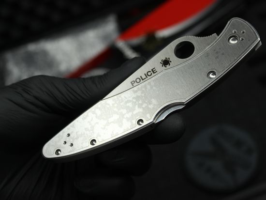 Складной нож Spyderco Police C07PS c клинком из стали VG-10, рукоять Stainless Steel