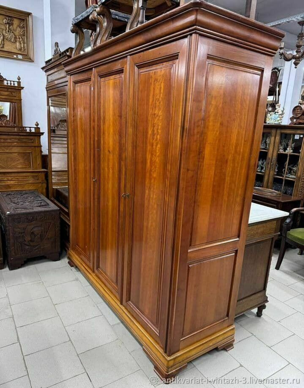 Шкаф распашной трёхстворчатый