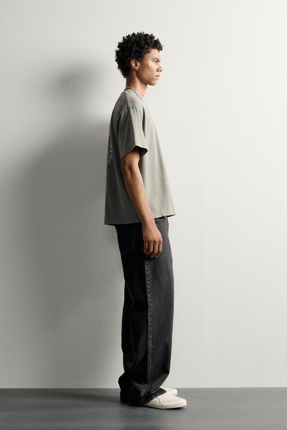 ФУТБОЛКА RELAXED FIT С КОНТРАСТНЫМ ПРИНТОМ — ZARA