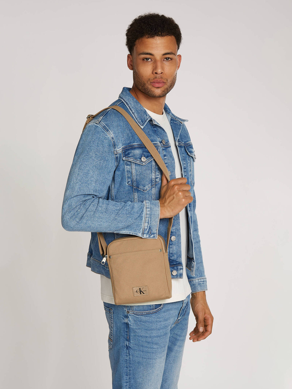 Сумка кросс-боди ESSENTIALS CALVIN KLEIN JEANS - бежевый(K50K512571)