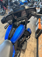 STREET GLIDE™ Ultra 117 в цвете BLUE BURST (BLACK TRIM)
