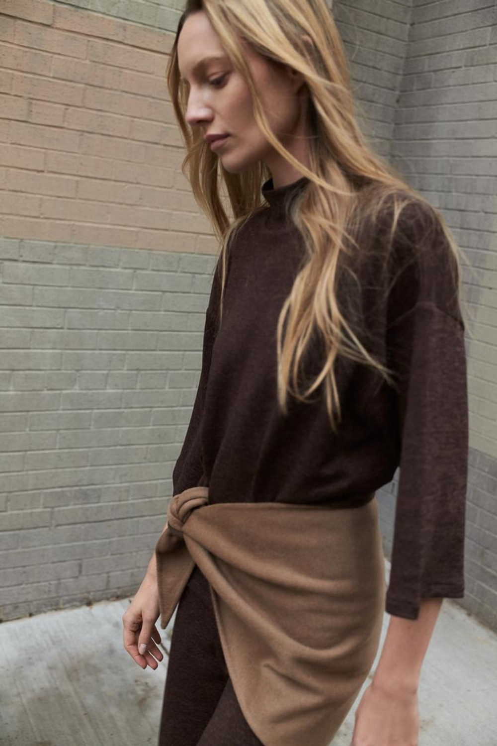 ZARA ФУТБОЛКА ПОЛО С ВОРОТНИКОМ-СТОЙКОЙ, ТЕМНО-КОРИЧНЕВЫЙ