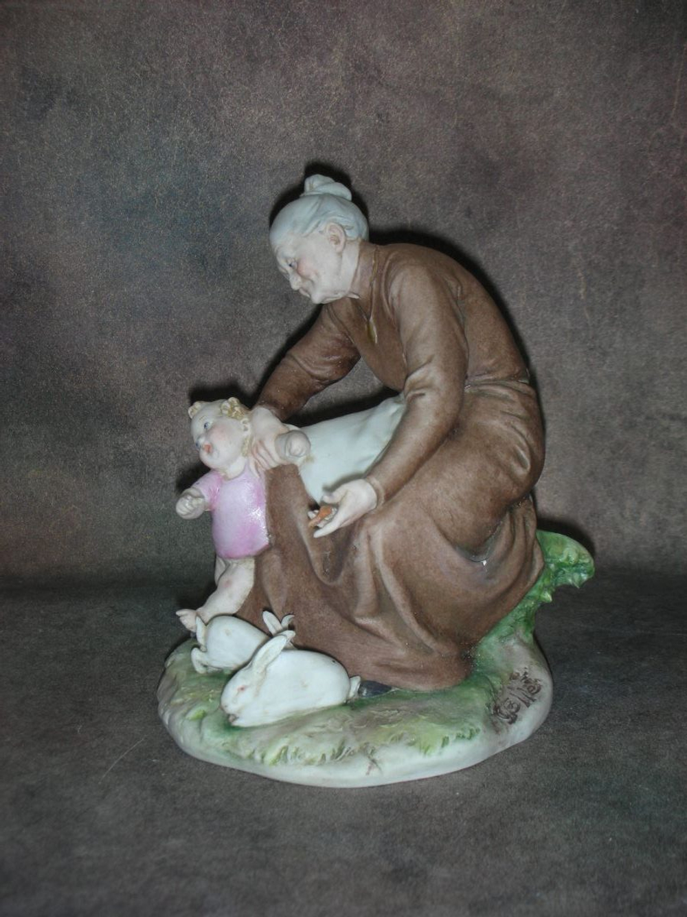 Статуэтка. Фарфор. Бабушка и малышка. Capodimonte. Италия