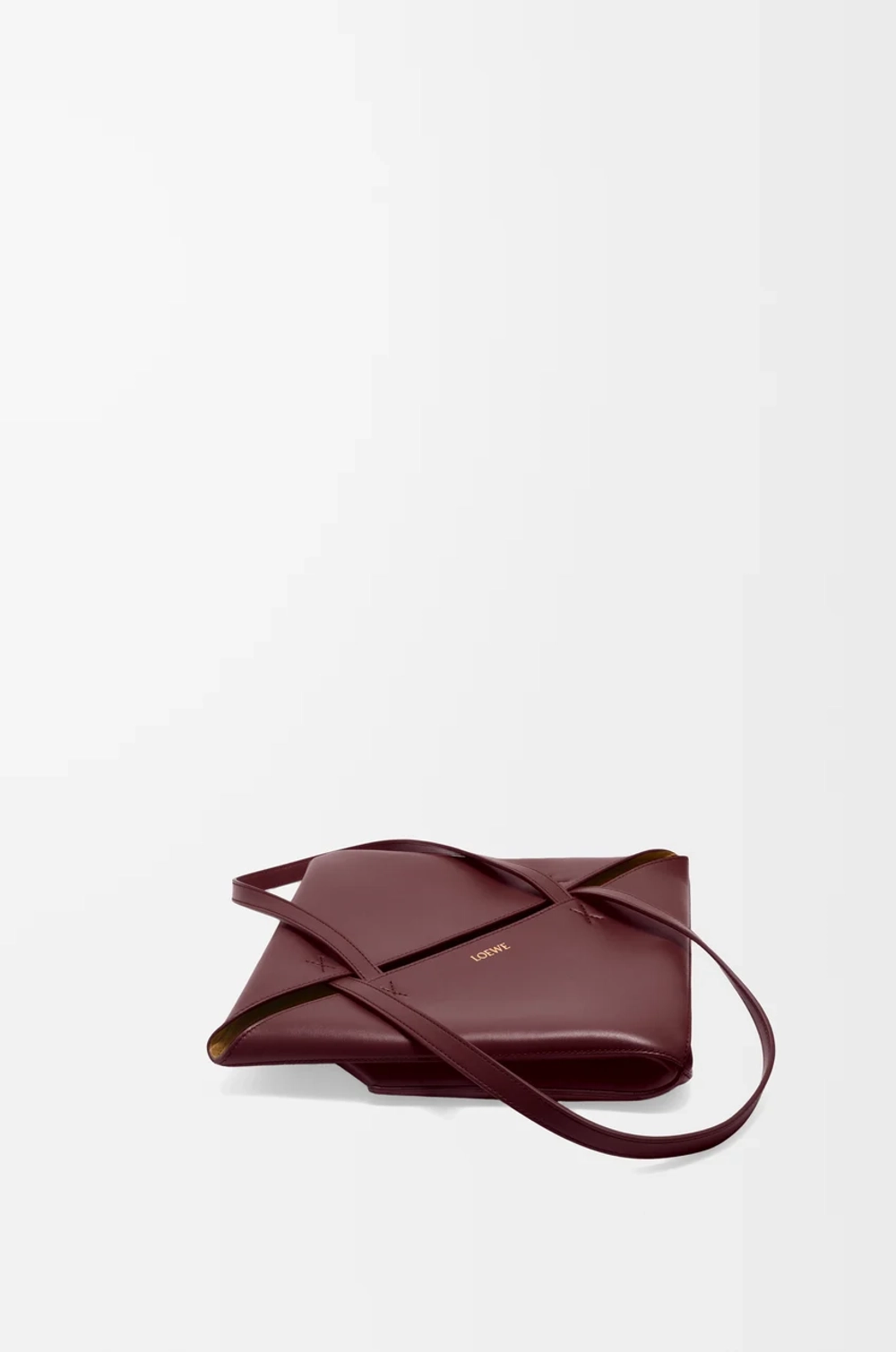 Loewe Средняя складная сумка-тоут Puzzle Fold из блестящей телячьей кожи, бургунди