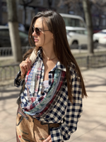 Синяя рубашка в клетку с нашивками