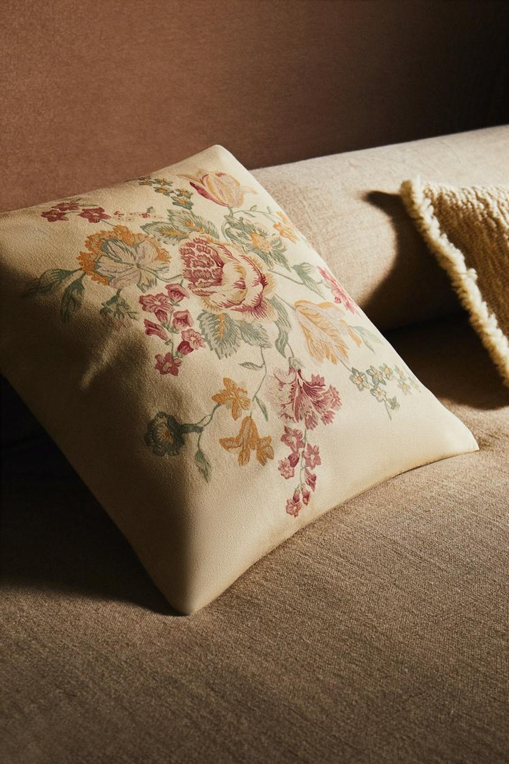 ZARA HOME ЧЕХОЛ ДЛЯ ДЕКОРАТИВНОЙ ПОДУШКИ С ЦВЕТОЧНЫМ УЗОРОМ, ЭКРЮ