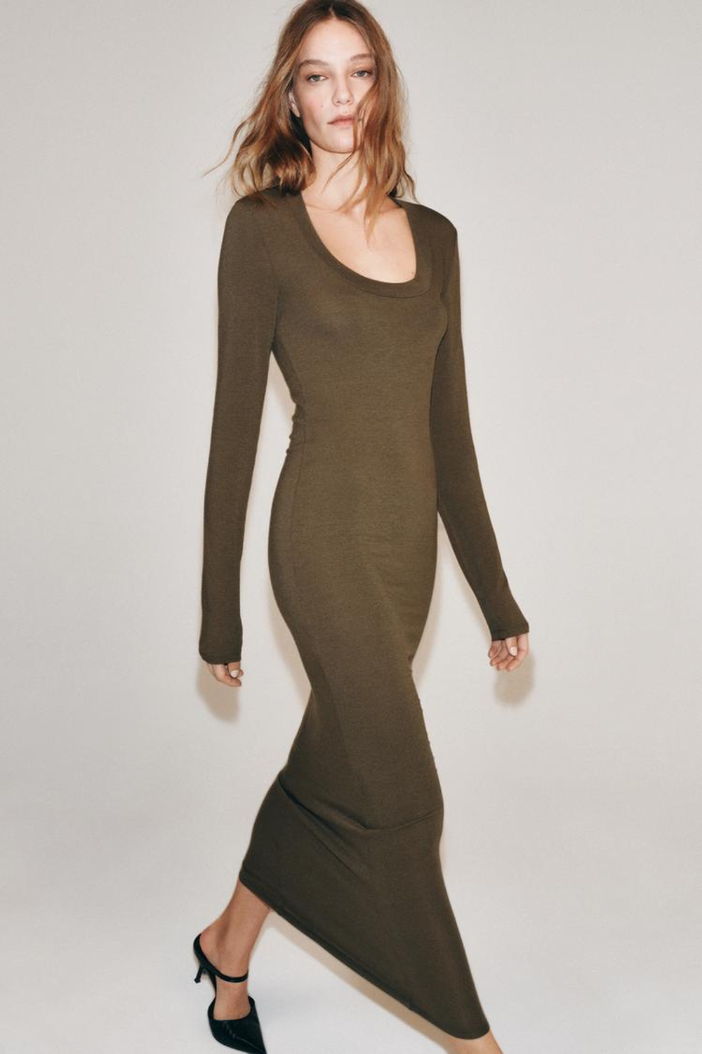 ZARA ДЛИННОЕ ПЛАТЬЕ С ВОРОТНИКОМ-СТОЙКОЙ, ТЕМНЫЙ ХАКИ
