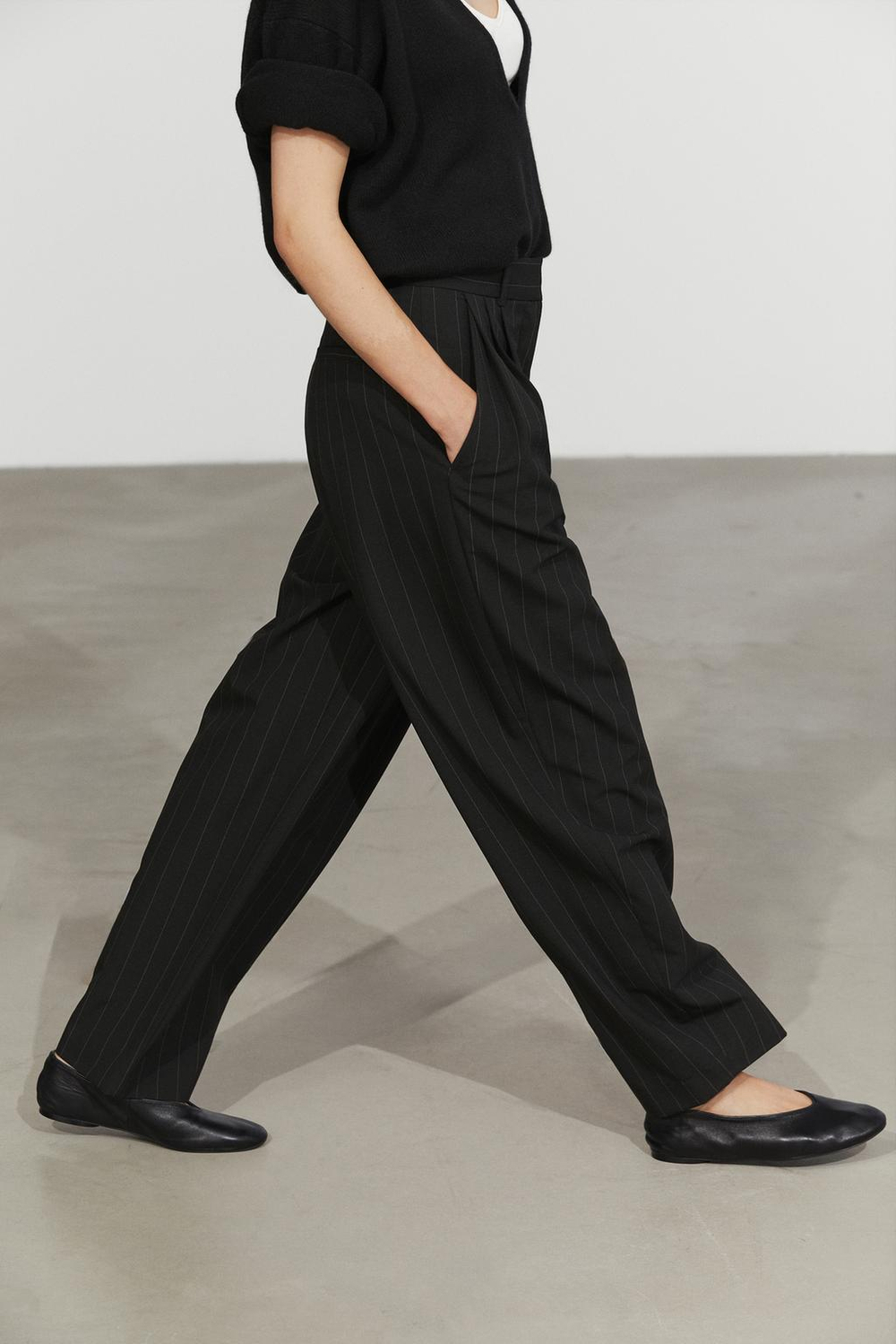 Massimo Dutti Брюки кроя carrot в тонкую полоску, черный