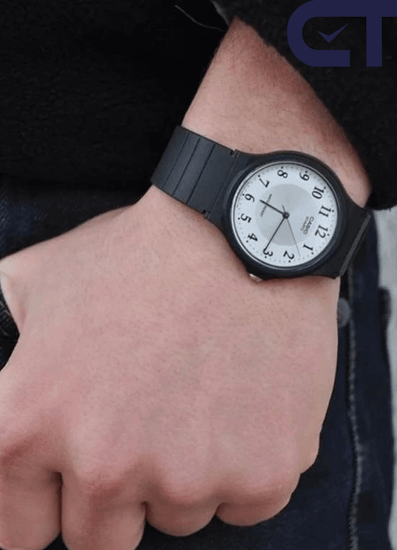CASIO MQ-24-7B3 — классические аналоговые часы с белым циферблатом