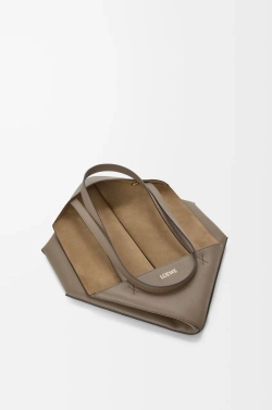 Loewe Средняя сумка-тоут Puzzle Fold из мягкой зернистой телячьей кожи, серо-коричневый