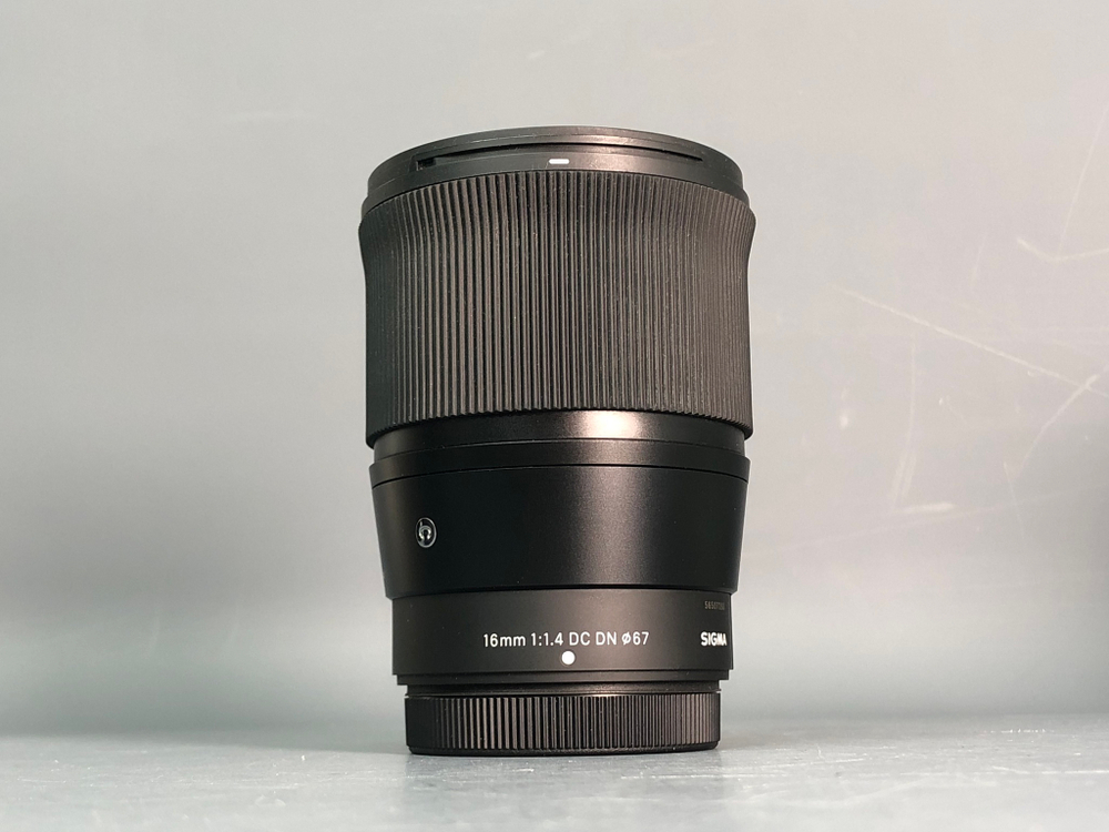 Объектив Sigma 16mm 1.4 Fujifilm X-Mount Небольшой скол пластика у передней линзы