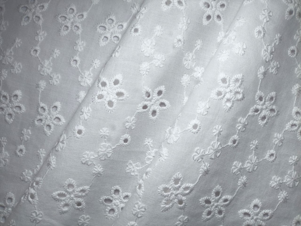 Шитьë "Мелкие цветы" Тëплый белый