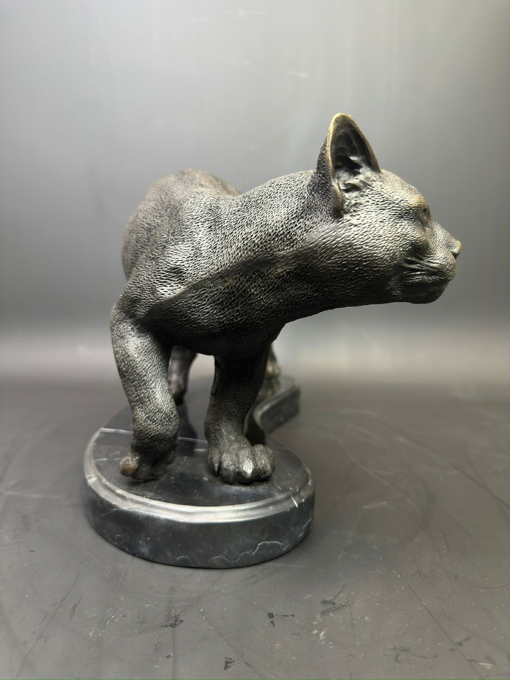 Бронзовая скульптура «Кошка»