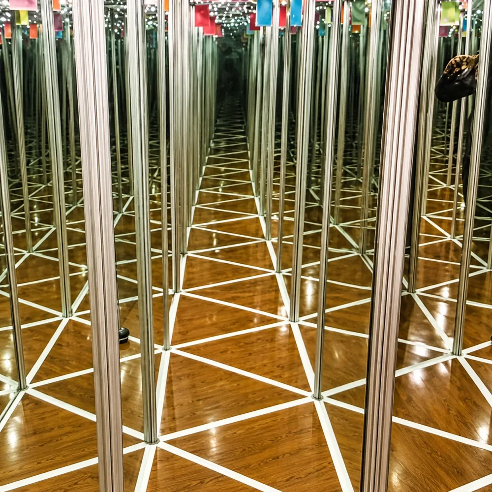 Тематический зеркальный лабиринт с LED-подсветкой, 50–300 м²